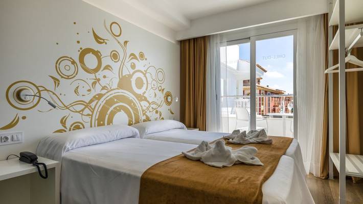 Habitación superior con balcón Hotel Welikehotel Triton Beach Cala Ratjada Habitación superior con balcón Hotel Welikehotel Triton Beach Cala Ratjada