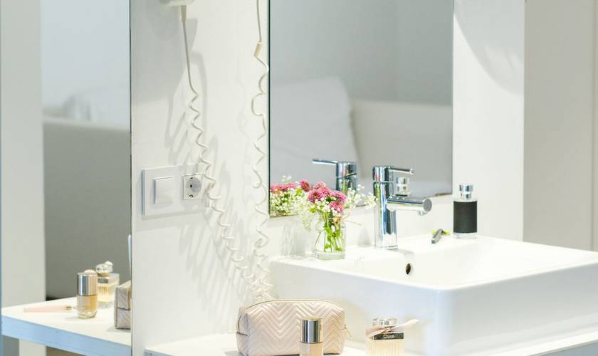 Habitación deluxe con balcón Hotel Welikehotel Triton Beach Cala Ratjada Habitación deluxe con balcón Hotel Welikehotel Triton Beach Cala Ratjada
