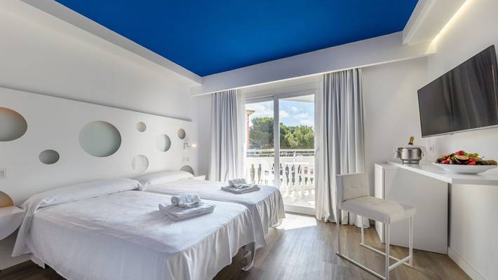 Habitación deluxe con balcón Hotel Welikehotel Triton Beach Cala Ratjada Habitación deluxe con balcón Hotel Welikehotel Triton Beach Cala Ratjada