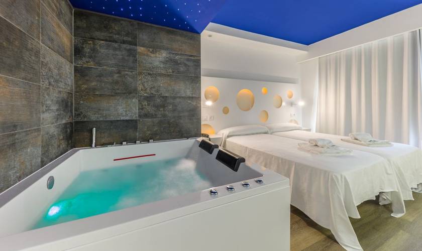 Habitación deluxe con balcón Hotel Welikehotel Triton Beach Cala Ratjada Habitación deluxe con balcón Hotel Welikehotel Triton Beach Cala Ratjada