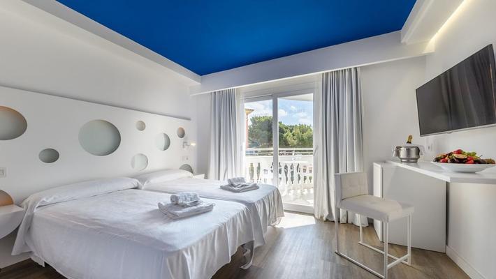 Habitación Deluxe con balcón Hotel Welikehotel Triton Beach Cala Ratjada Habitación Deluxe con balcón Hotel Welikehotel Triton Beach Cala Ratjada